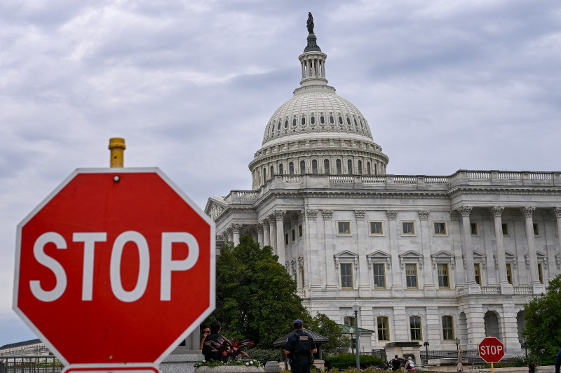 Una señal de stop se ve frente a la cúpula del Capitolio de EE. UU. en Washington, D. C., el 30 de septiembre de 2025. El gobierno de Estados Unidos se encaminaba a su primer cierre en seis años el martes.