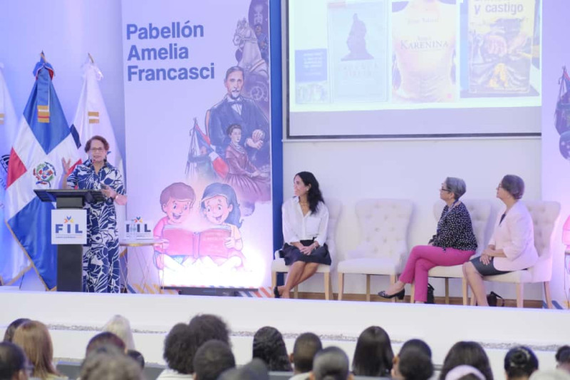 La escritora Ángela Hernández dictó una conferencia en el Museo de Arte Moderno