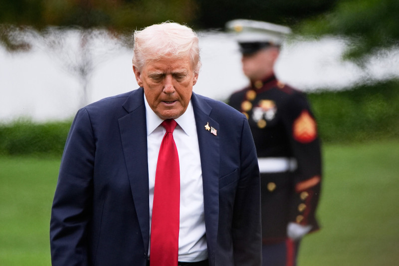 El presidente Donald Trump camina desde el helicóptero Marine One tras llegar al Jardín Sur de la Casa Blanca, el martes 30 de septiembre de 2025, en Washington.