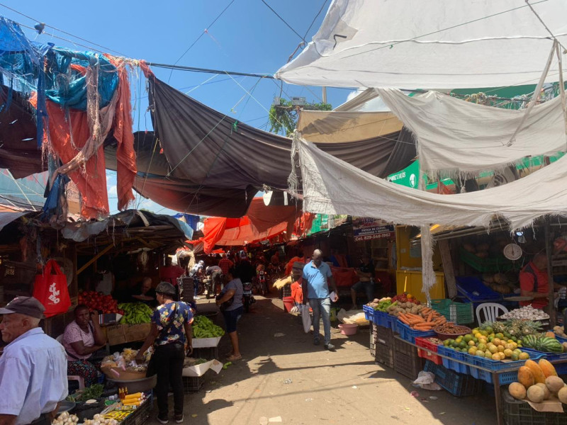 Vendedores del mercado Hospedaje Yaque de Santiago esperan que les den a conocer los detalles de la remodelación que se hará.