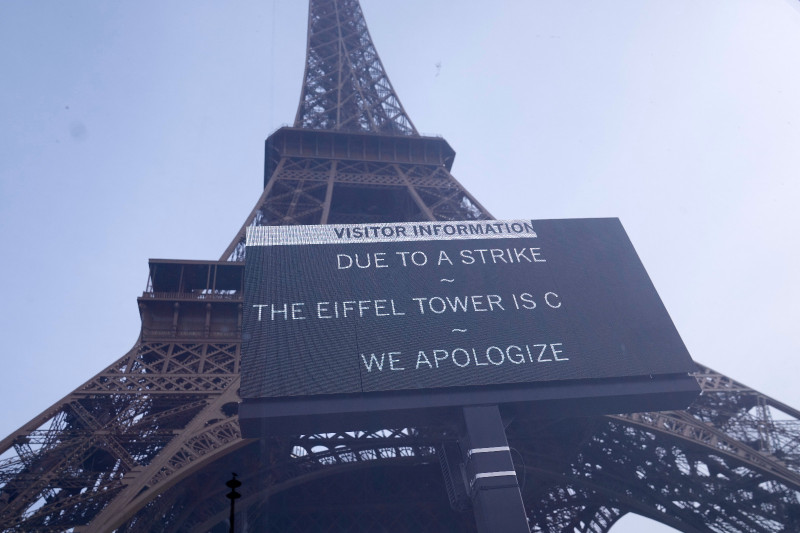 Aviso de cierre en la Torre Eiffel por una nueva ronda de huelgas y protestas contra el gobierno, el jueves 2 de octubre de 2025 en París.