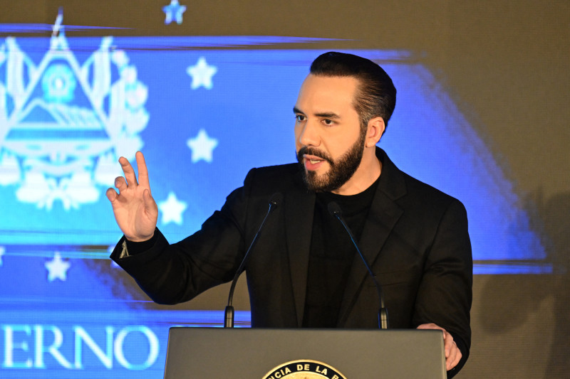 El presidente de El Salvador, Nayib Bukele, realiza gestos mientras pronuncia un discurso durante la inauguración del Instituto Key, una institución privada de educación superior especializada en ingeniería y ciencias, en San Salvador, el 19 de marzo de 2025.