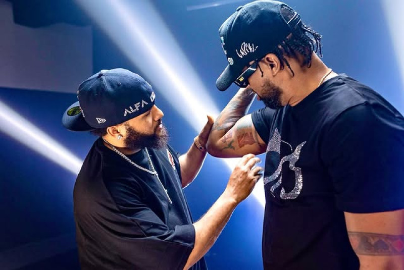 El Alfa y Lápiz Conciente durante la grabación del video musical de su colaboración.