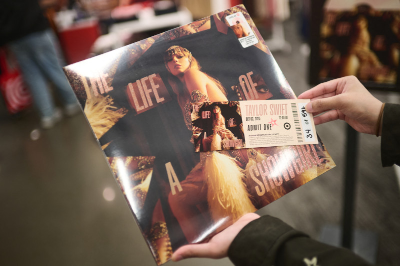 Una edición exclusiva en vinilo del nuevo álbum de Taylor Swift, "Life of a Showgirl", se exhibe en Target el 2 de octubre de 2025 en la ciudad de Nueva York