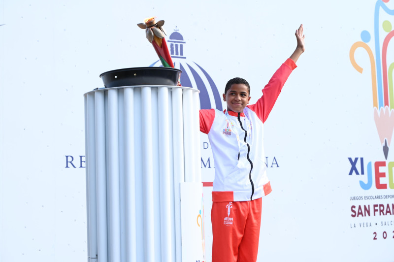 Ángel Lara, campeón de ajedrez en los Juegos Escolares Nacionales Barahona 2023, en el encendido del Pebetero de la cita multideportiva 2025.