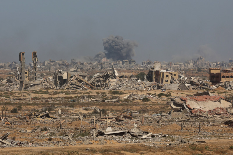Humo tras un ataque israelí en la ciudad de Gaza, el 2 de octubre de 2025, fotografiado desde Nuseirat, en el centro de Gaza, en medio del conflicto entre Israel y el grupo militante palestino Hamás
