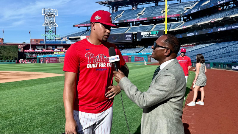 Johan Durán siendo entrevistado por Daniel Reyes en Filadelfia.