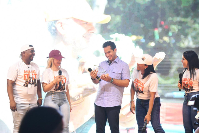Omar Fernández recibe un reconocimiento por su labor durante el Animal Fest