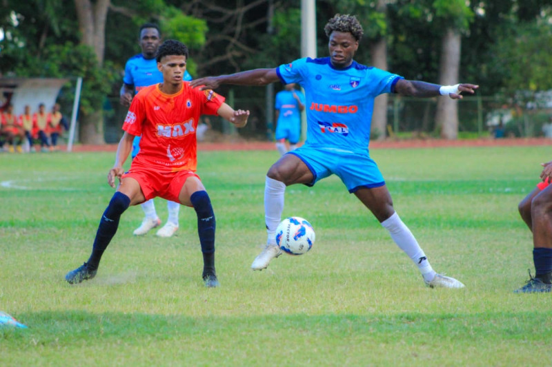 Acción del partido entre Salcedo y Vega Real
