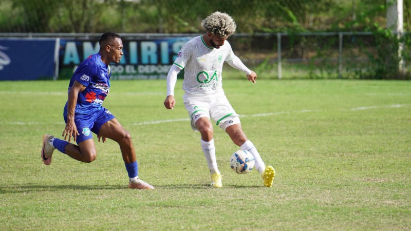 Acción del partido entre Jarabacoa y Atlántico