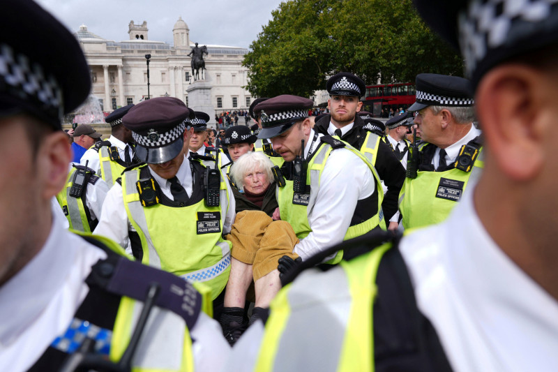 Policía retira a una manifestante en una protesta organizada por Defend our Juries, en apoyo de Palestine Action en la plaza de Trafalgar, Londres, el sábado 4 de octubre de 2025
