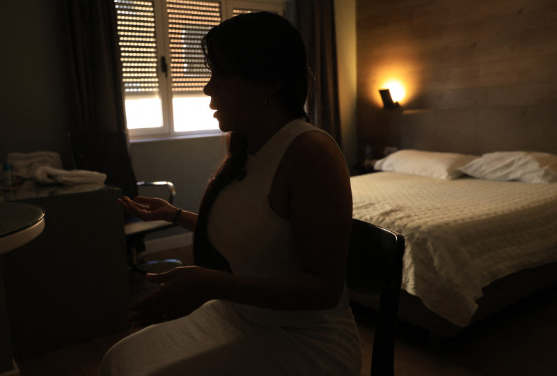 María (nombre ficticio), víctima de trata sexual procedente de Latinoamérica, habla durante una entrevista con AFP en Tirana el 1 de agosto de 2025. Tras pasar siete meses en prisión y ser liberada, ella y otras víctimas se encuentran alojadas en un albergue del centro Vatra, que apoya a sobrevivientes de violencia, mientras esperan la liberación de sus pasaportes, bloqueados por la policía, para poder salir del país. Albania se ha convertido cada vez más en un destino para grupos criminales que trafican con mujeres de Latinoamérica, África y China, en un país donde la prostitución está oficialmente prohibida.