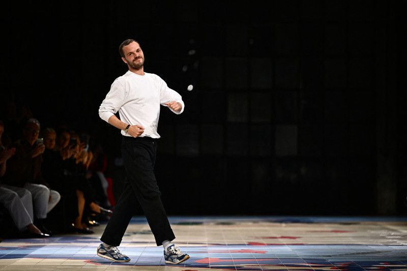 Matthieu Blazy desfila en la pasarela del desfile de Bottega Veneta durante la Semana de la Moda de Milán Primavera/Verano 2024, el 23 de septiembre de 2023 en Milán