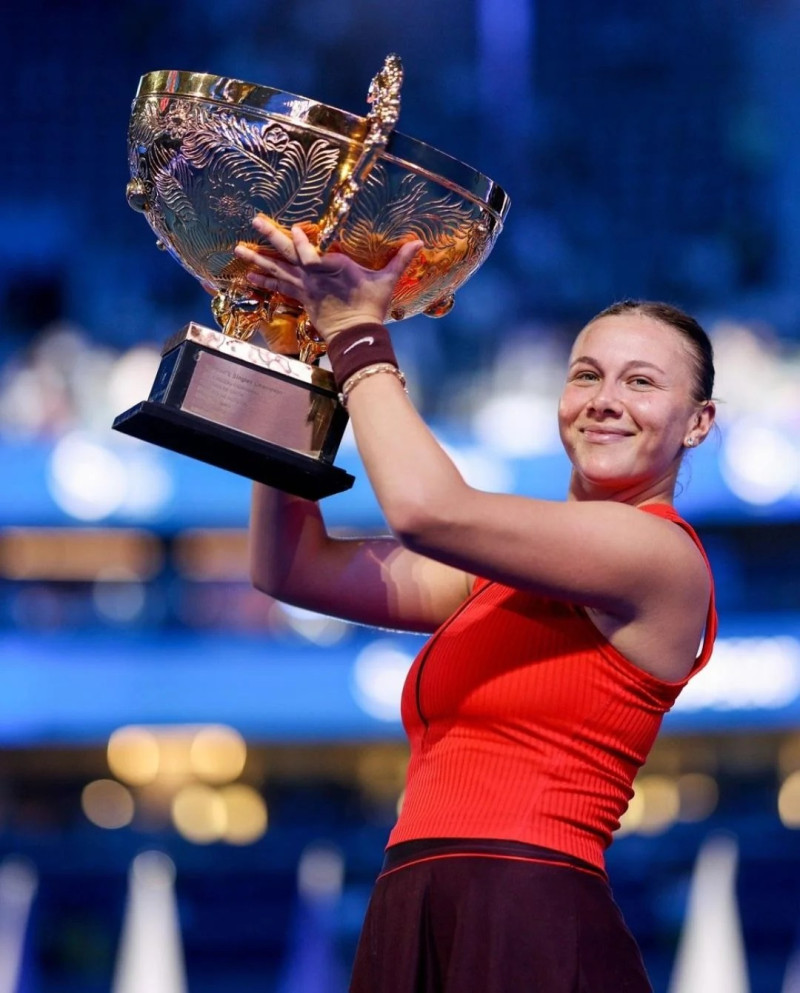 Amanda Anisimova levanta el trofeo de campeon en el Abierto de China.