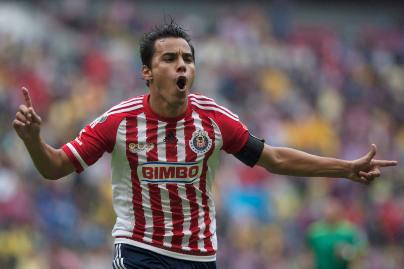 Omar Bravo celebra tras anotar en el clásico del fútbol mexicano ante el América el 26 de septiembre del 2015 celebra tras anotar en el clásico del fútbol mexicano ante el América el 26 de septiembre del 2015