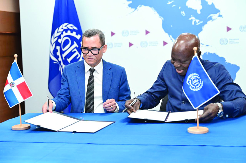 Eddy Olivares, ministro de trabajo, y Gilbert Houngbo, director general de la OIT.