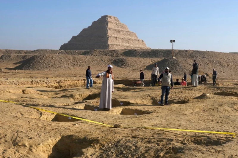 Trabajadores arqueológicos egipcios excavan en el yacimiento de la pirámide escalonada de Zoser en Saqqara, el 26 de enero de 2023, a 24 kilómetros (15 millas) al suroeste de El Cairo.