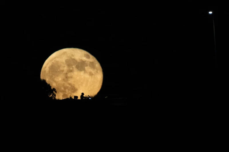 La luna se levanta sobre una autopista el miércoles 18 de septiembre de 2024, entre Haifa y Tel Aviv, Israel.