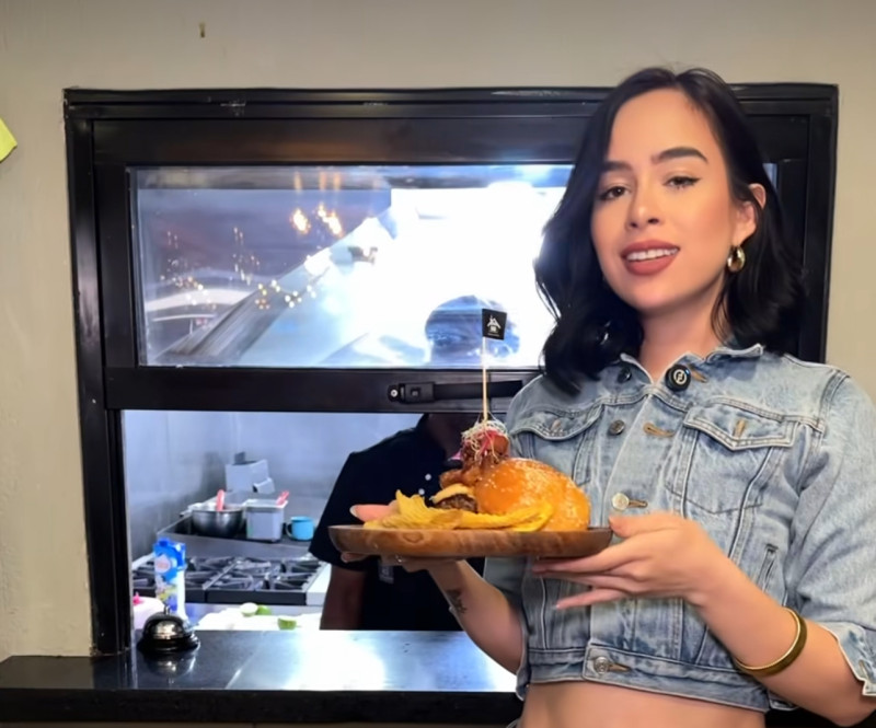 Sabrina Rojas recibió críticas tras la publicación de una publicidad por el aspecto de su ombligo.