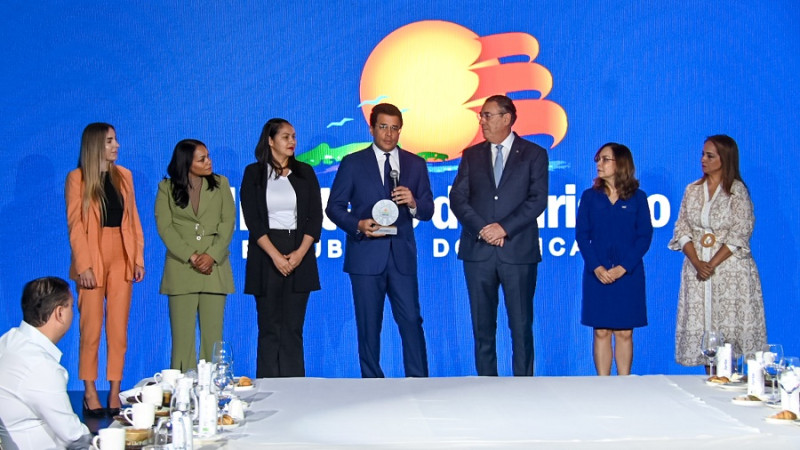 David Collado, Juan Manuel Martín de Oliva y representantes del sector turístico.