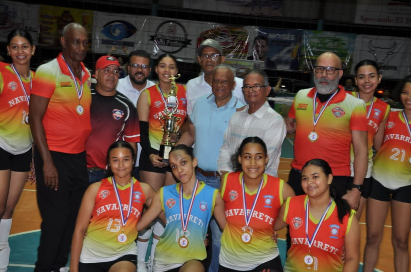 Francisco Leonis  Fernández, el alcalde Domingo Almonte  y José –Yeye—Aybar galardonan a Navarrete, monarca femenino del torneo.
