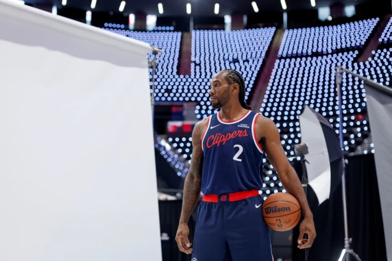 Kawhi Leonard de los Clippers posa para fotos durante el día de medios del equipo, el 29 de septiembre de 2025, en Inglewood, California.
