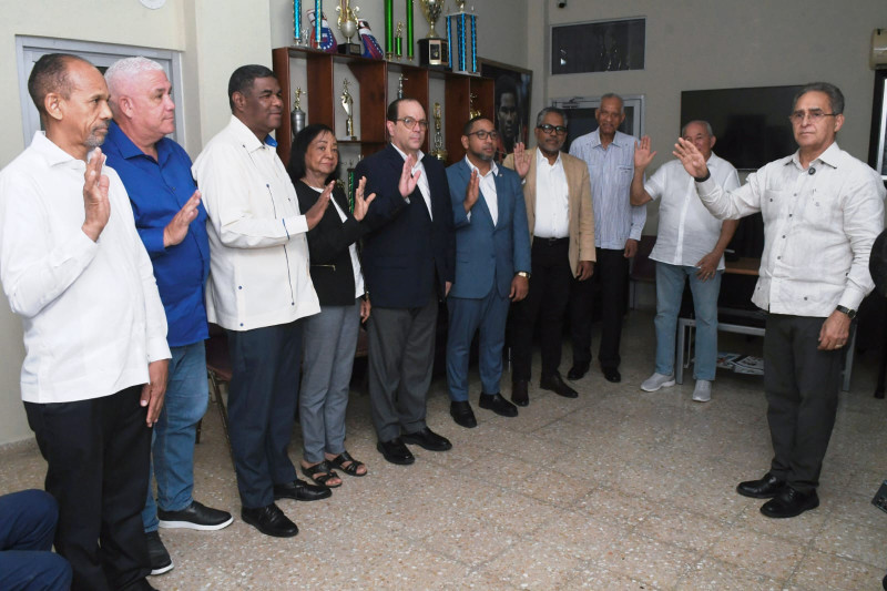Rubén García, presidente de Fedoboxa, toma el juramento a los miembros del Comité Organizador de la edición 40 del Torneo Nacional de Boxeo, encabezado por el viceministro de Deportes, Franklin De la Mota.