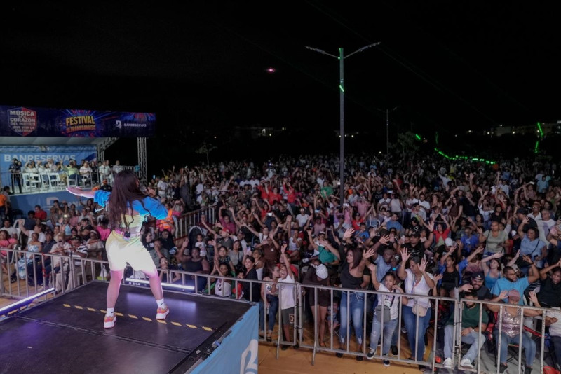 Steffany Constanza durante su presentación en Ciudad Juan Bosch.