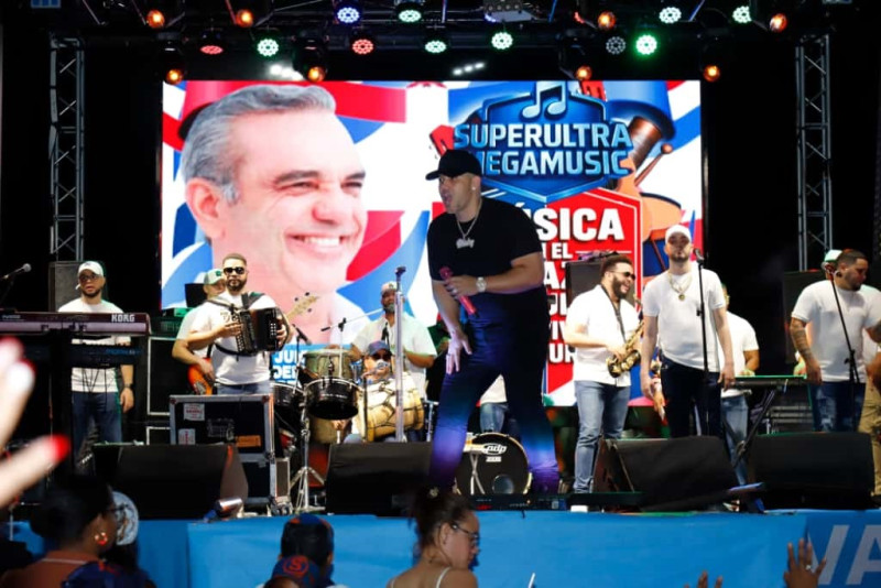 El Blachy, figura estelar durante la jornada musical en Ciudad Juan Bosch.