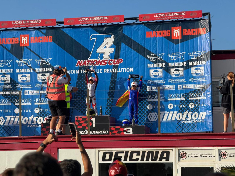Ethan Pichardo levanta el trofeo en lo más alto del podio.