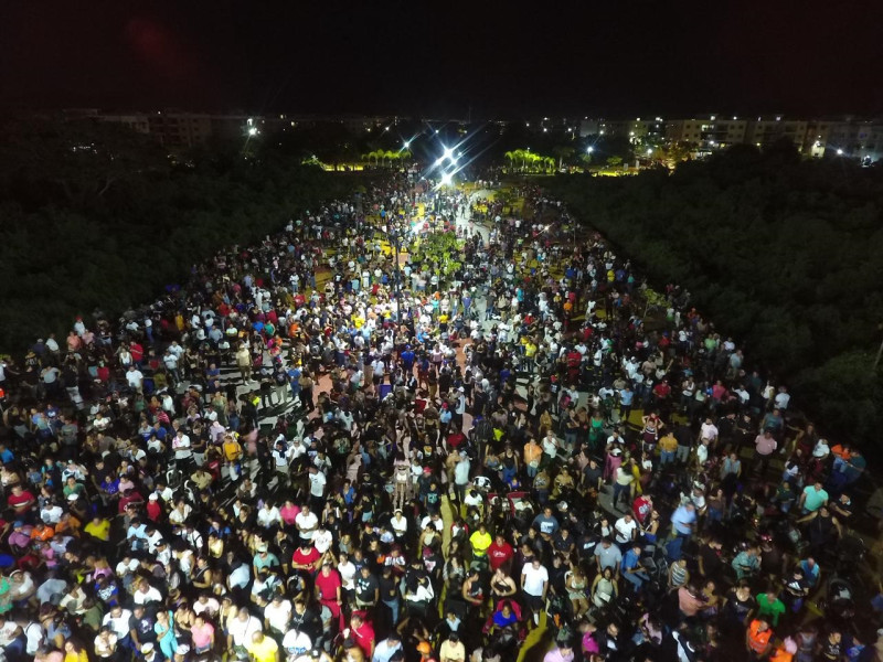 Vista desde un dron de la multitud congregada en la explanada de Ciudad Juan Bosch, donde el domingo 5 de octubre 2025 se desarrolló el "Super ultra mega music - música en el corazón del pueblo".