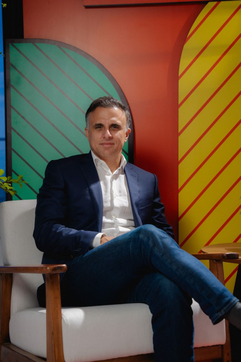 Javier Hernández, quien se encuentra en Santo Domingo para la conferencia “La residencia de PR: lecciones para la industria naranja”. El conferencista es decano de Artes, Diseño e Industrias Creativas - Universidad del Sagrado Corazón de Puerto Rico.