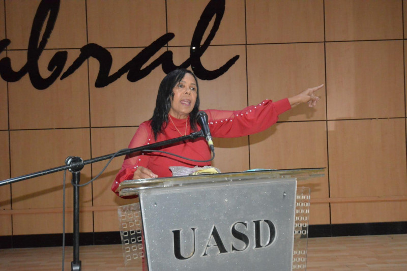 La doctora Lucila del Rosario se dirige a los presentes en la actividad.