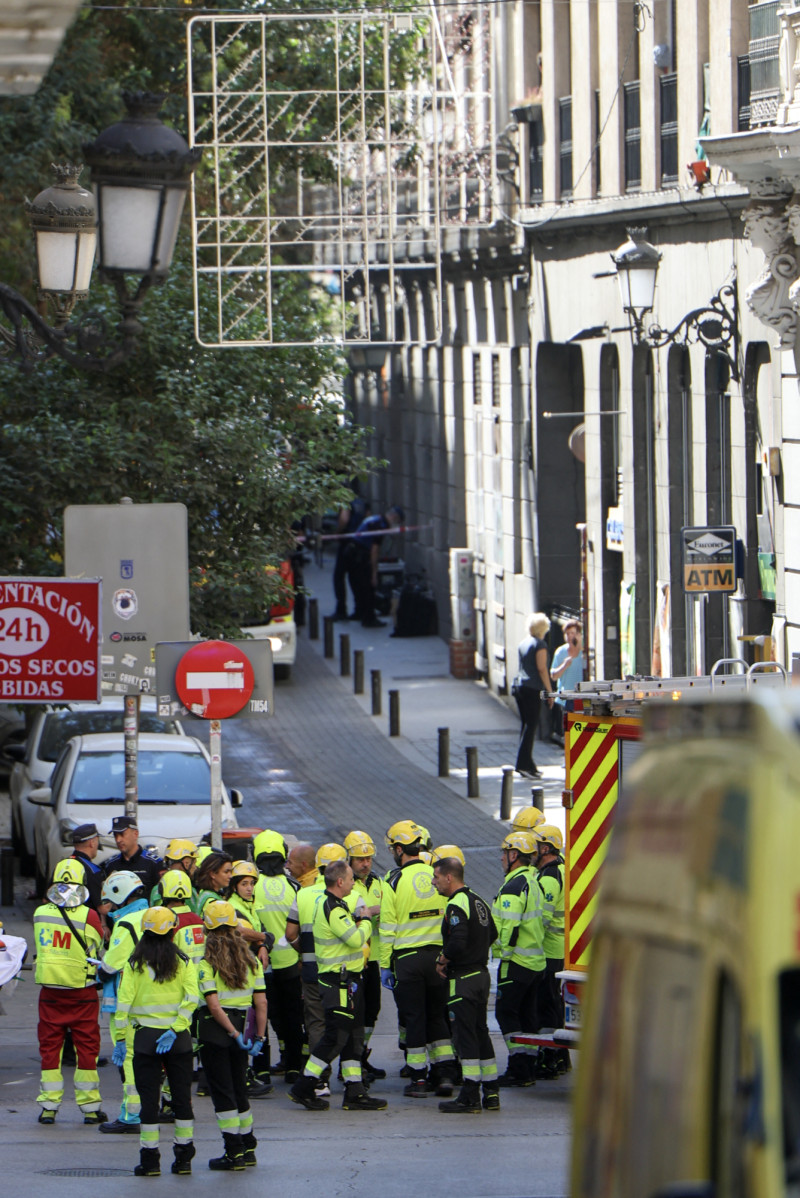 Policías y personal de emergencias cerca del lugar donde se derrumbó un edificio en obras en Madrid el 7 de octubre de 2025.
