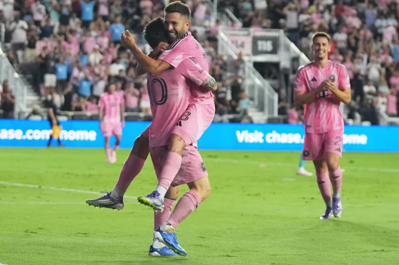 Lionel Messi, de Inter Miami, a la izquierda, celebra con Jordi Alba, a la derecha, después de anotar un gol durante un partido de la MLS contra el Seattle Sounders.