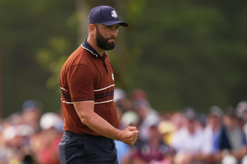 Jon Rahm, del equipo de Europa, celebra después de un putt en el hoyo nueve del campo de golf Bethpage Black durante el torneo de golf de la Copa Ryder.