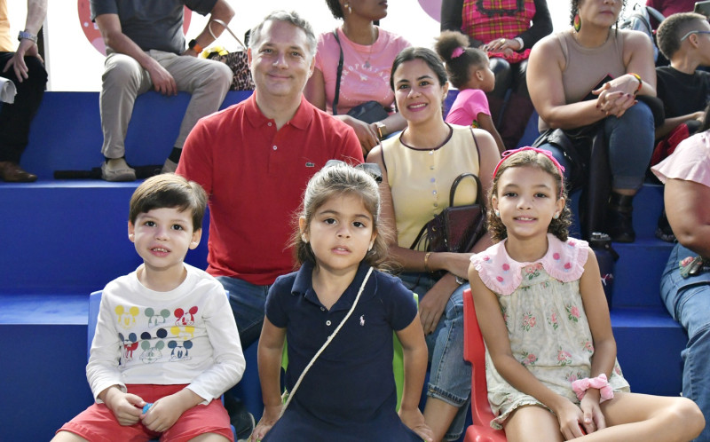 Los niños: Axel Yaryura, Valentina Cabral, Alexa Yaryura junto a Alex Yaryura y Desirée Cabral.