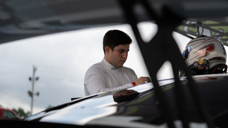 Jimmy Llibre mientras se preparaba para una sesión de entrenamientos en su potente Porsche en la pista de Road Atlanta.