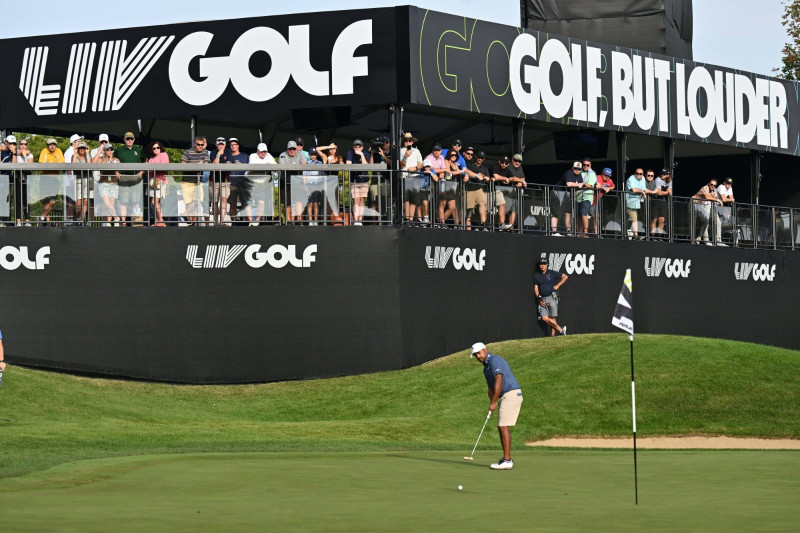 El LIV Golf, a pesar de sus variaciones y diferencias sustanciales con el PGA Tour, no ha logrado “prender’ en el corazón del golf mundial, y continúa perdiendo enormes sumas de dinero. (Foto cortesía frontofficesports.com).