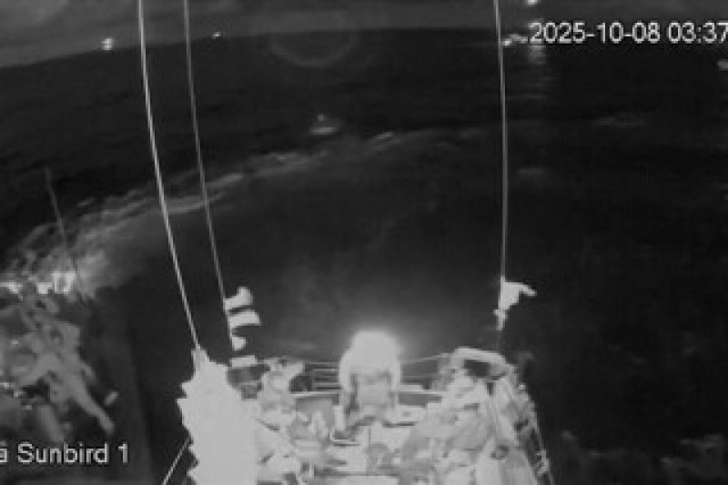 En esta imagen, sacada de la emisión en vivo desde el barco Gaza Sunbird 1, se muestra cómo las fuerzas israelíes se aproximan en barcos, en Mediterráneo oriental, el 8 de octubre de 2025.