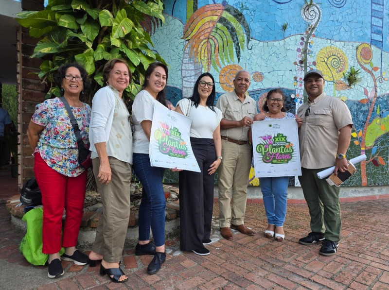 Vendedores junto al director general del JBN, Pedro Suárez.