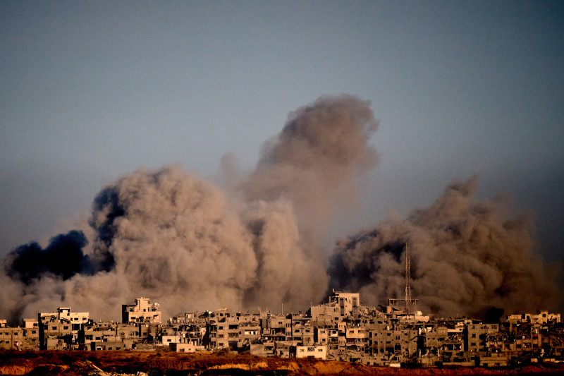 Columnas de humo se elevan tras ataques israelíes en el norte de la Franja de Gaza, el 8 de octubre de 2025, en una fotografía captada desde el sur de Israel. (AP Foto/Emilio Morenatti)