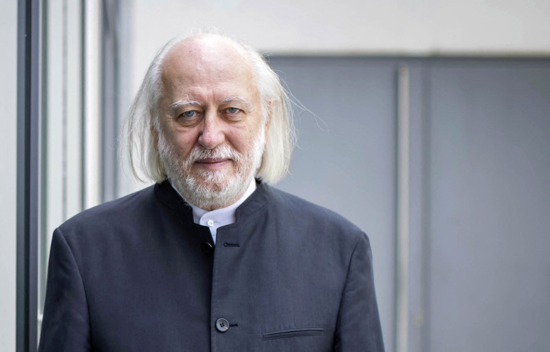 Esta foto, tomada el 26 de julio de 2021, muestra al escritor húngaro Laszlo Krasznahorkai posando en Salzburgo con motivo de la entrega del Premio Estatal Austriaco de Literatura Europea 2021.