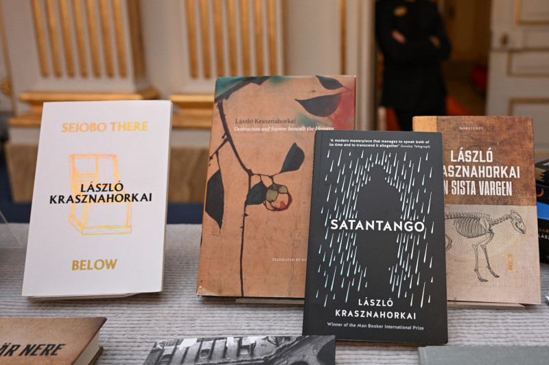 Los libros del escritor húngaro Laszlo Krasznahorkai, ganador del Premio Nobel de Literatura 2025, se exhiben en la Academia Sueca en Estocolmo, Suecia, el 9 de octubre de 2025.