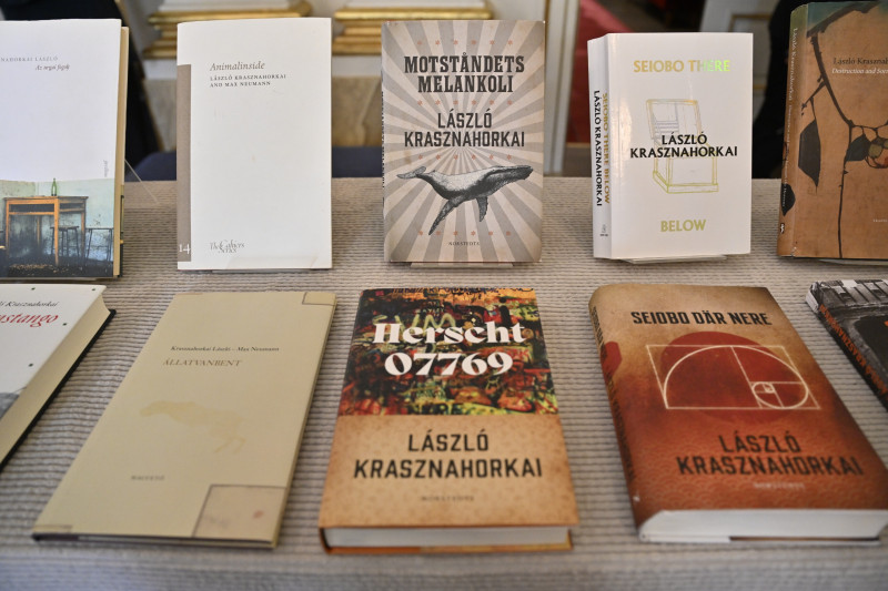 Libros del escritor húngaro László Krasznahorkai, expuestos en el edificio de la Bolsa, o Börshuset, en Estocolmo el 9 de octubre de 2025, después del anuncio de que ganó el Premio Nobel de Literatura.