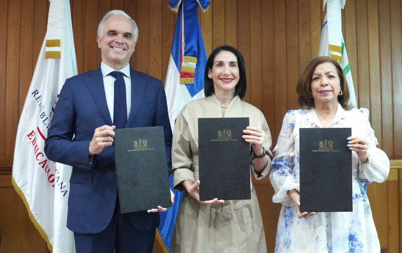 El ministro de Educación, Luis Miguel De Camps, la presidenta ejecutiva del Conani, Ligia Jeanette Pérez Peña y la primera dama Raquel Arbaje.