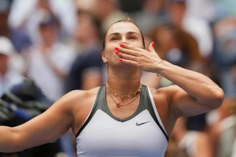 Aryna Sabalenka celebra al vencer a la suiza Rebeka Msaraova en la primera ronda del Abierto de Estados Unidos el 24 de agosto del 2025.