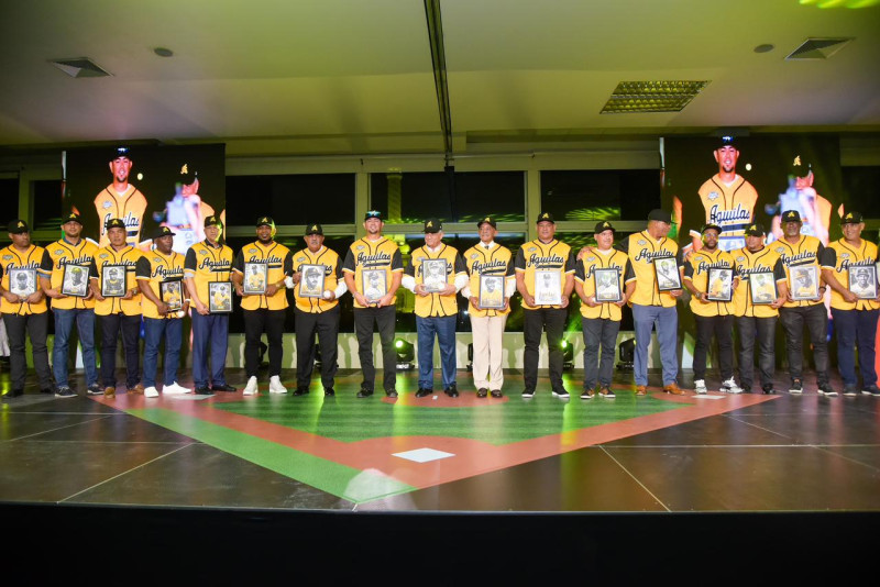 Parte de las leyendas que se reunieron en la denominada Cumbre Aguilucha organizada por las Águilas Cibaeñas.