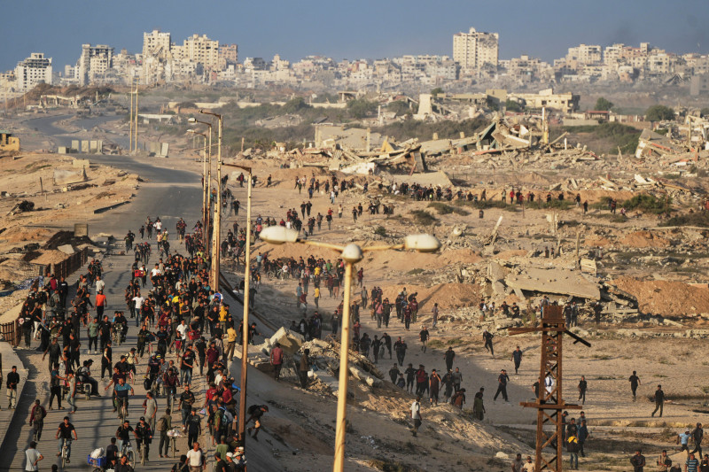 Tanques israelíes se posicionan en la carretera costera que conduce a la ciudad de Gaza mientras palestinos desplazados se reúnen cerca de Wadi Gaza.