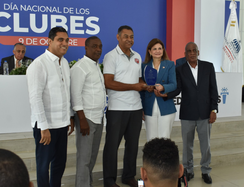 El inmortal Víctor Hansen, presidente del Club Los Mina, acompañado del directivo José --Pepe-- Jáquez, al momento en que la vicepresidenta y el ministro de Deportes rendíán homenaje a esa emblemática institución en el Día de los Clubes.